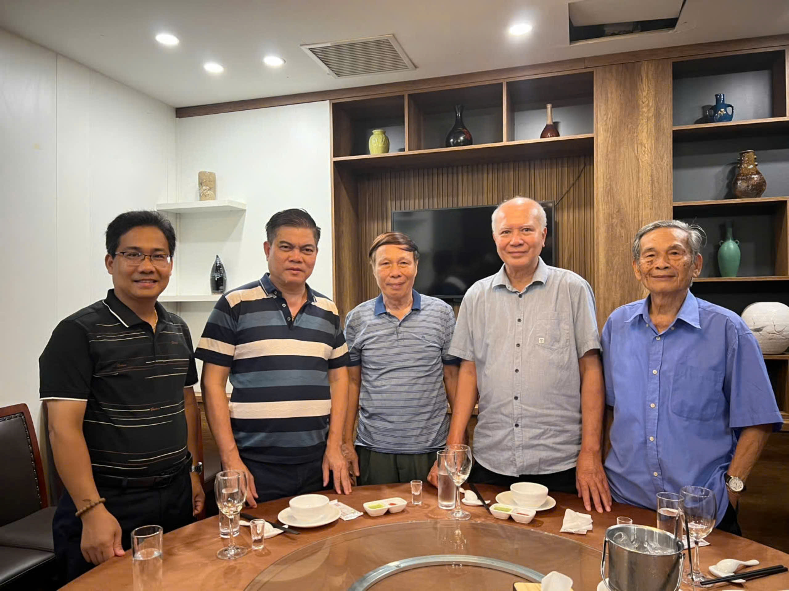 Đại diện Hội đồng dòng họ Vũ (Võ)TP.Hải Phòng đón tiếp Ông Vũ Lương - Chủ tịch HĐ dòng tộc Vũ - Võ CHLB Đức, Chủ tịch HĐ dòng tộc Vũ - Võ Việt Nam tại Châu Âu 