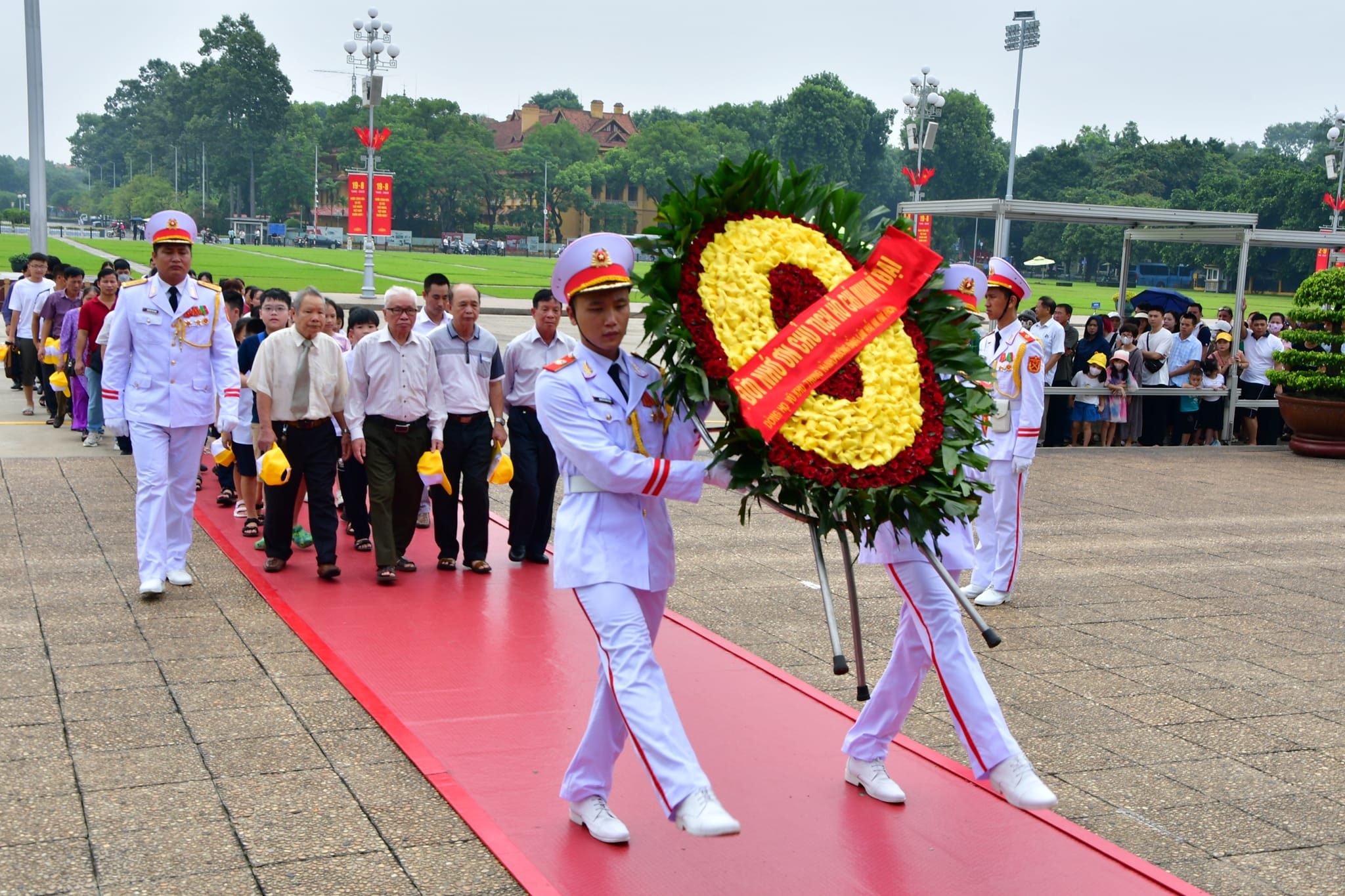 Họ Vũ - Trung Hành báo công dâng Bác tại Lăng Chủ tịch Hồ Chí Minh và Dâng hương tại Văn Miếu Quốc Tử Giám 